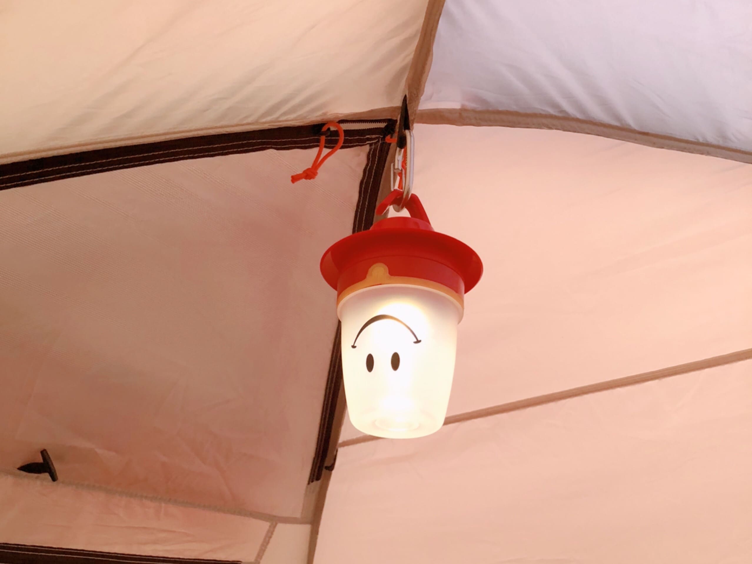 スマイルLEDランタンをテントに吊り下げた写真